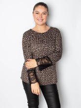 Langærmet bluse med leo print og blondeærme - Ingen returret